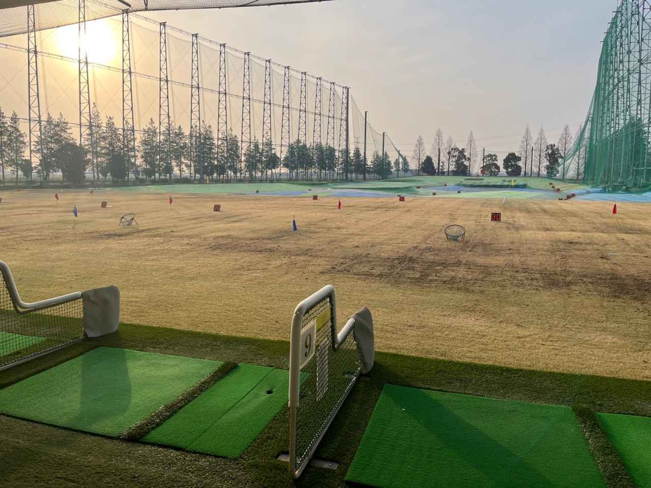 画像: 練習場は300ヤード・80打席と大型でトップトレーサー付き。コース横には提携のショートコースもあり、ラウンド後に回るなんてことも可能だ