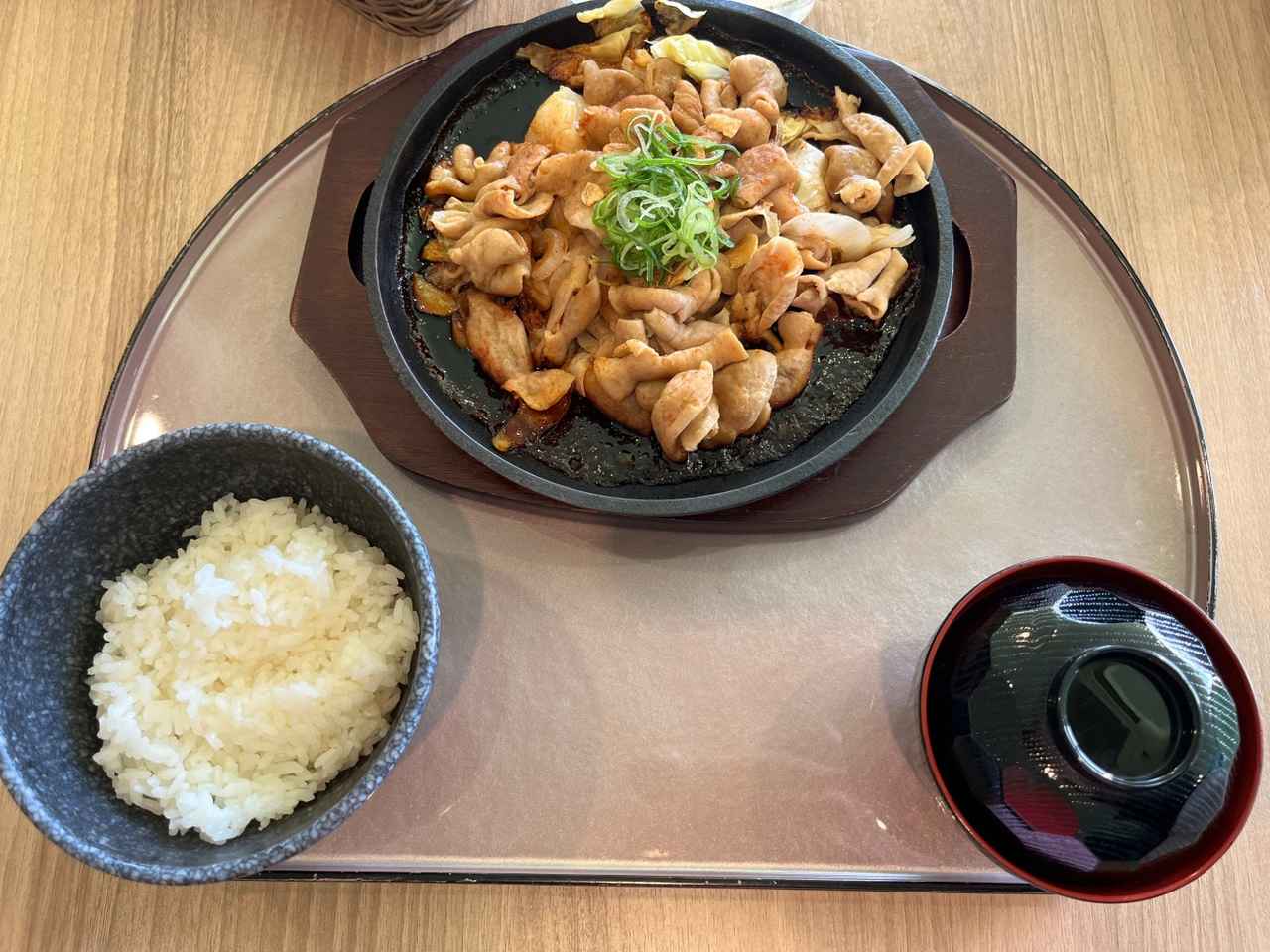 画像: 濃いめの味付けが食欲そそる豚ホルモン鉄板(1740円）