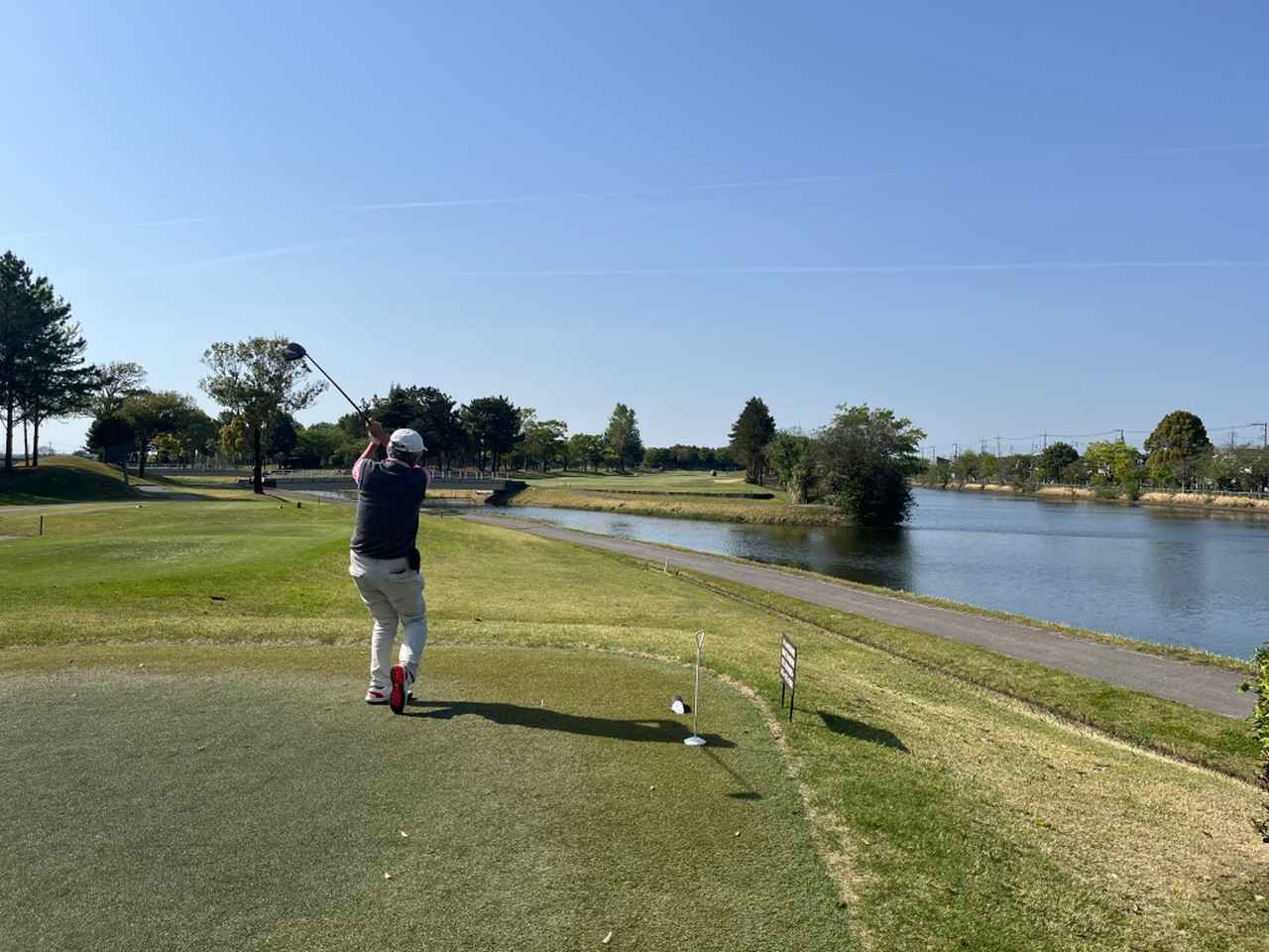 画像: フラットな地形なのでフェアウェイは平たくやさしいが、池の絡むホールも多いため油断していると、池ポチャになりやすい