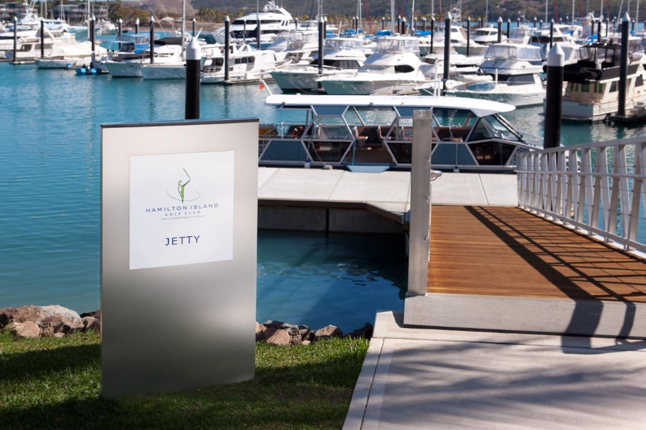 画像: マリーナからフェリーに乗って、ゴルフコースへ出発！