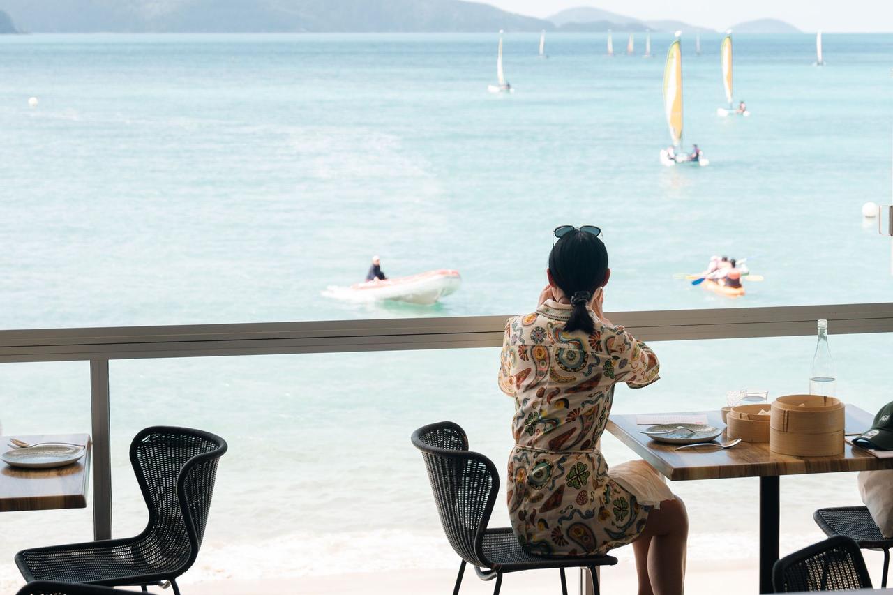 画像: 目の前には、ハミルトン島メインビーチの一つ、絵画のように美しいキャッツアイビーチが広がる