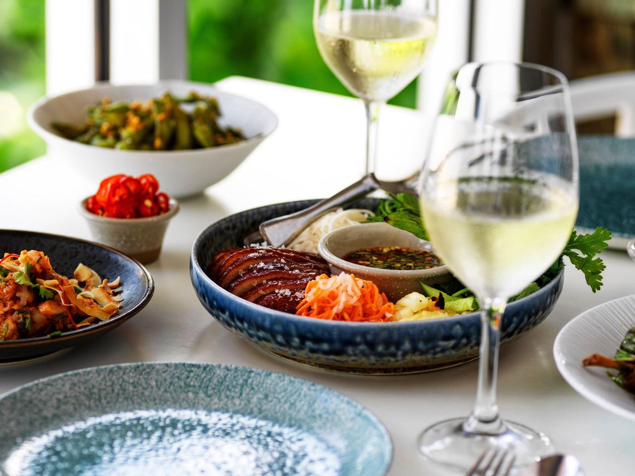 画像: アジアの美味しいがギュッと詰まった料理の数々。現地スタッフにも人気