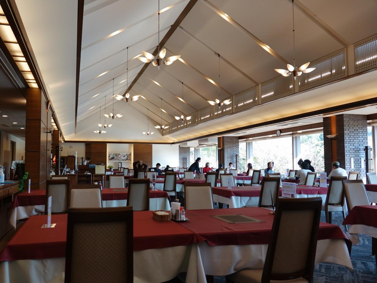 画像: コースを一望できる開放的なレストラン