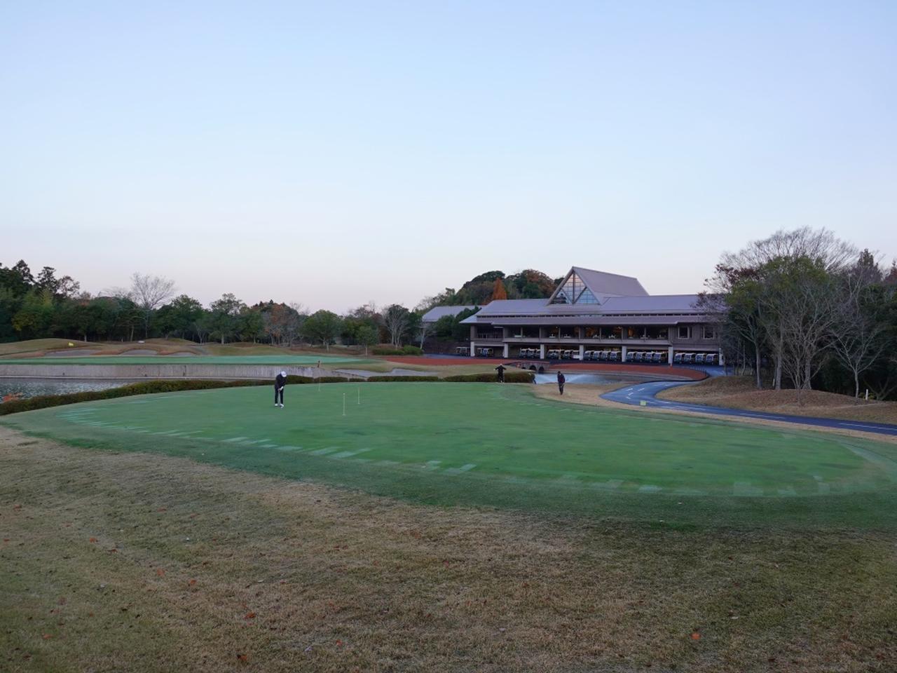 画像: しっかりメンテナンスされた練習グリーン。面積が大きく、コースのグリーンと同様にしっかり傾斜があるのでスタート前、ラウンド後の練習にもぴったり