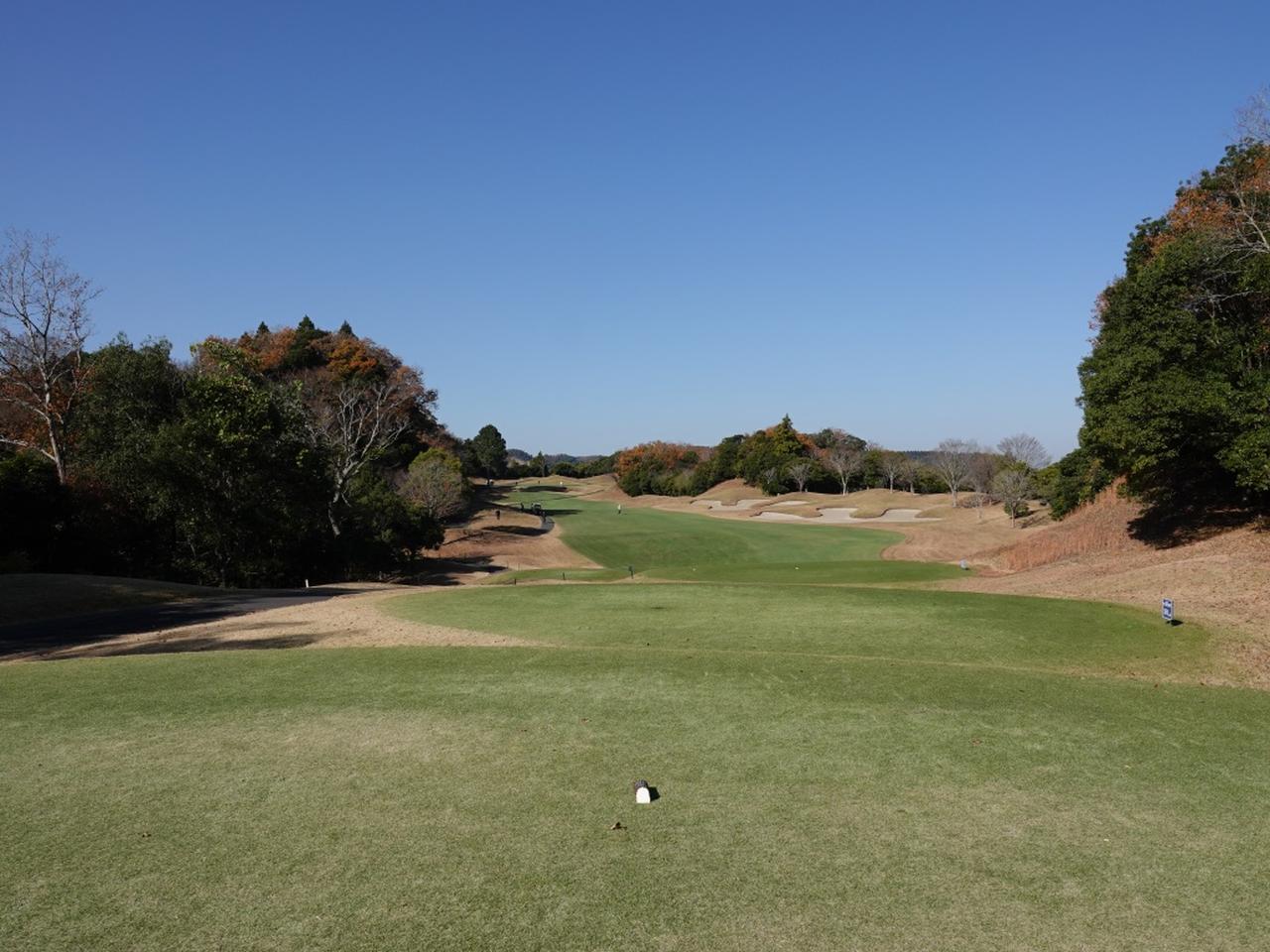 画像: 10番ホール(381Y・Par4)は距離のあるタフなスタートホール。ティショットは右バンカー左を狙ってしっかり飛ばしたい