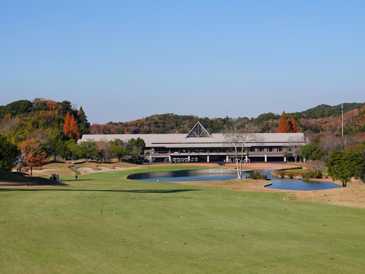 画像: 小林光昭氏ならではの池が絡む美しいPar5の18番ホール。グリーンぎりぎりまで池が迫り、左サイドにはバンカー。グリーンまわりの攻略がスコアをまとめる鍵