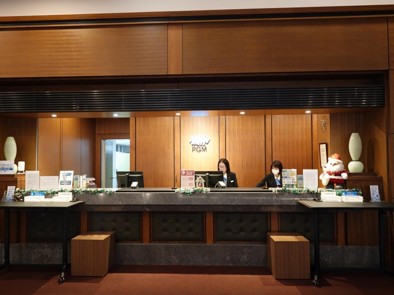 画像: 落ち着いた雰囲気のフロント。PGMのアプリを入れておけば専用の機器でワンタッチでチェックインも可能です