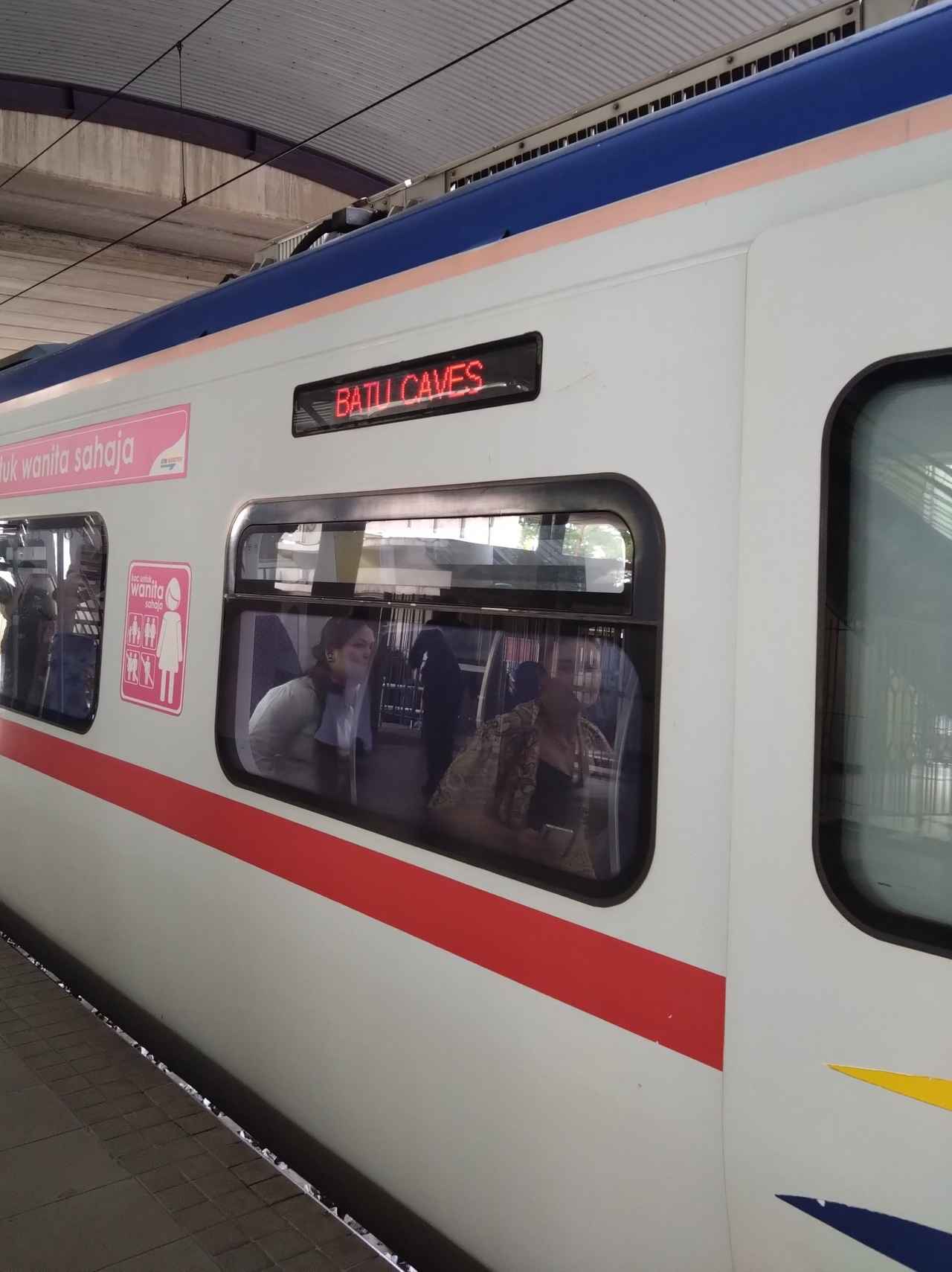 画像: ローカル線に乗り継いで、終点の「バドゥ洞窟」へ