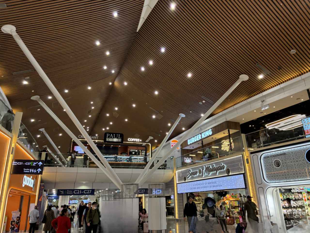 画像: スタイリッシュな空港内。導線がわかりやすく、移動もサクサク!