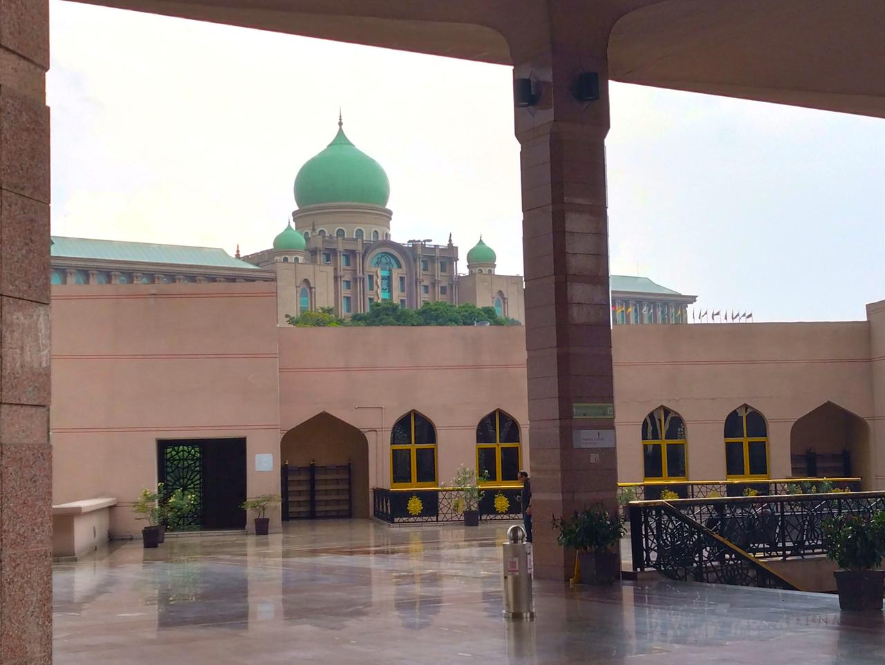 画像: プトラ・モスクから見る首相官邸