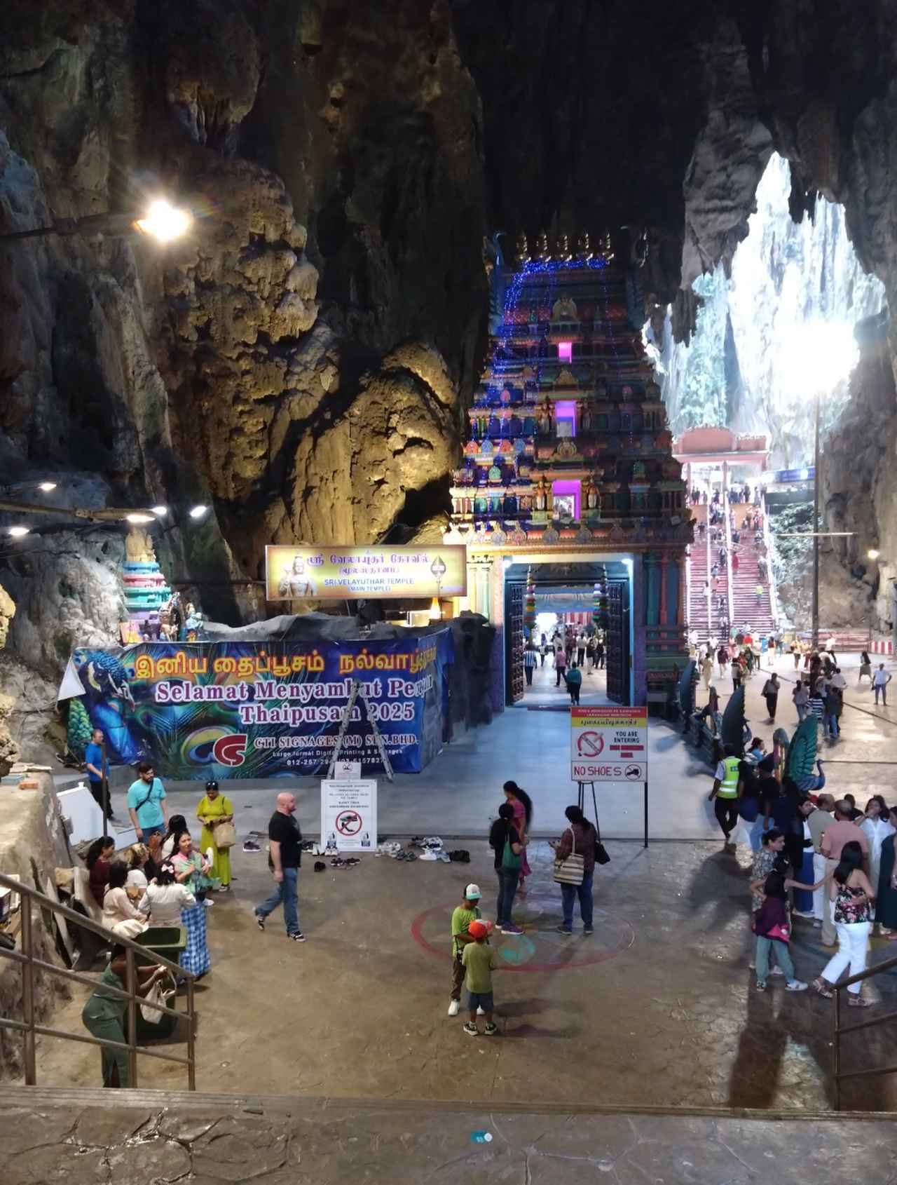 画像: 階段を上り切ったその先にある、バトゥ洞窟の入口