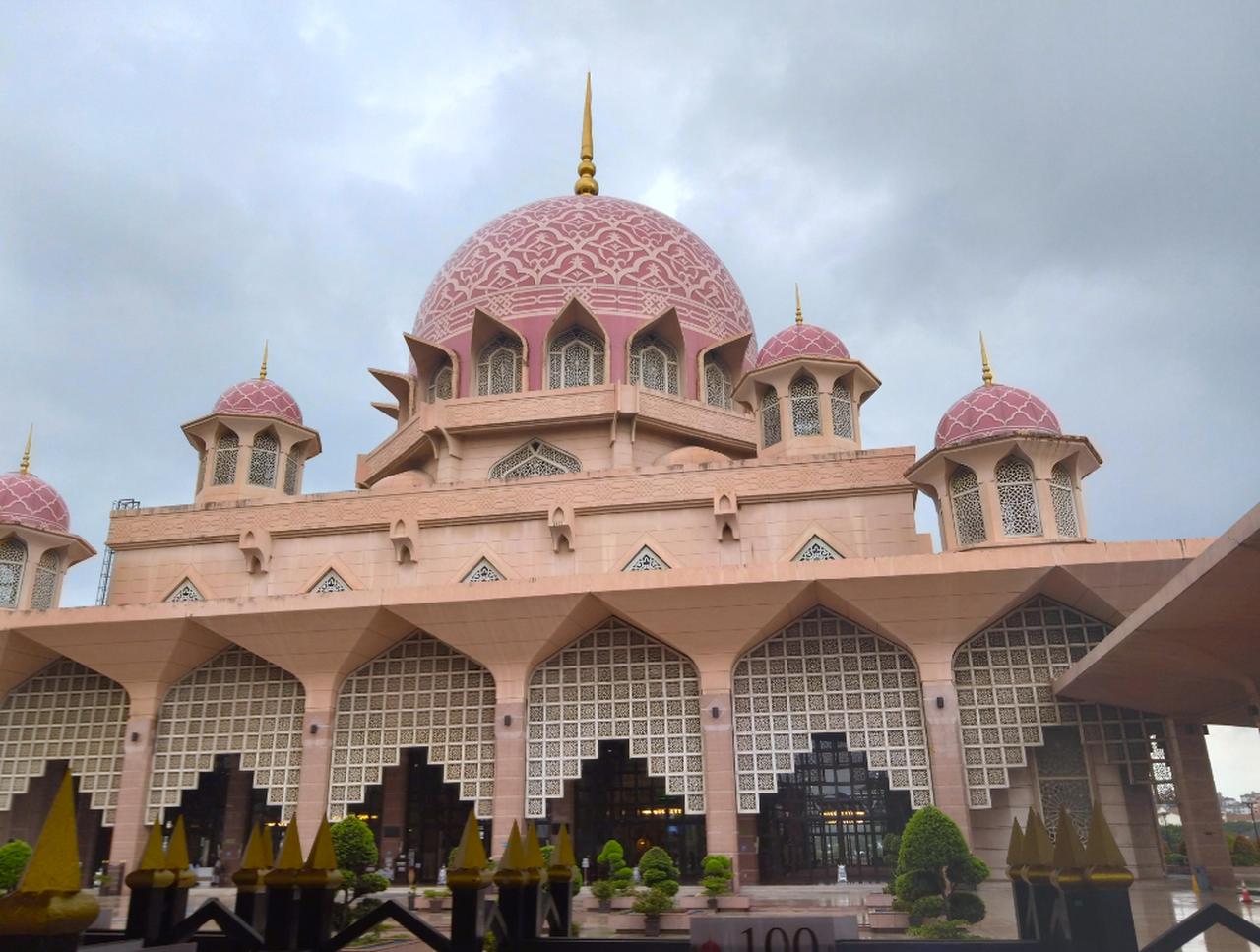 画像: 1999年に完成したプトラ・モスク