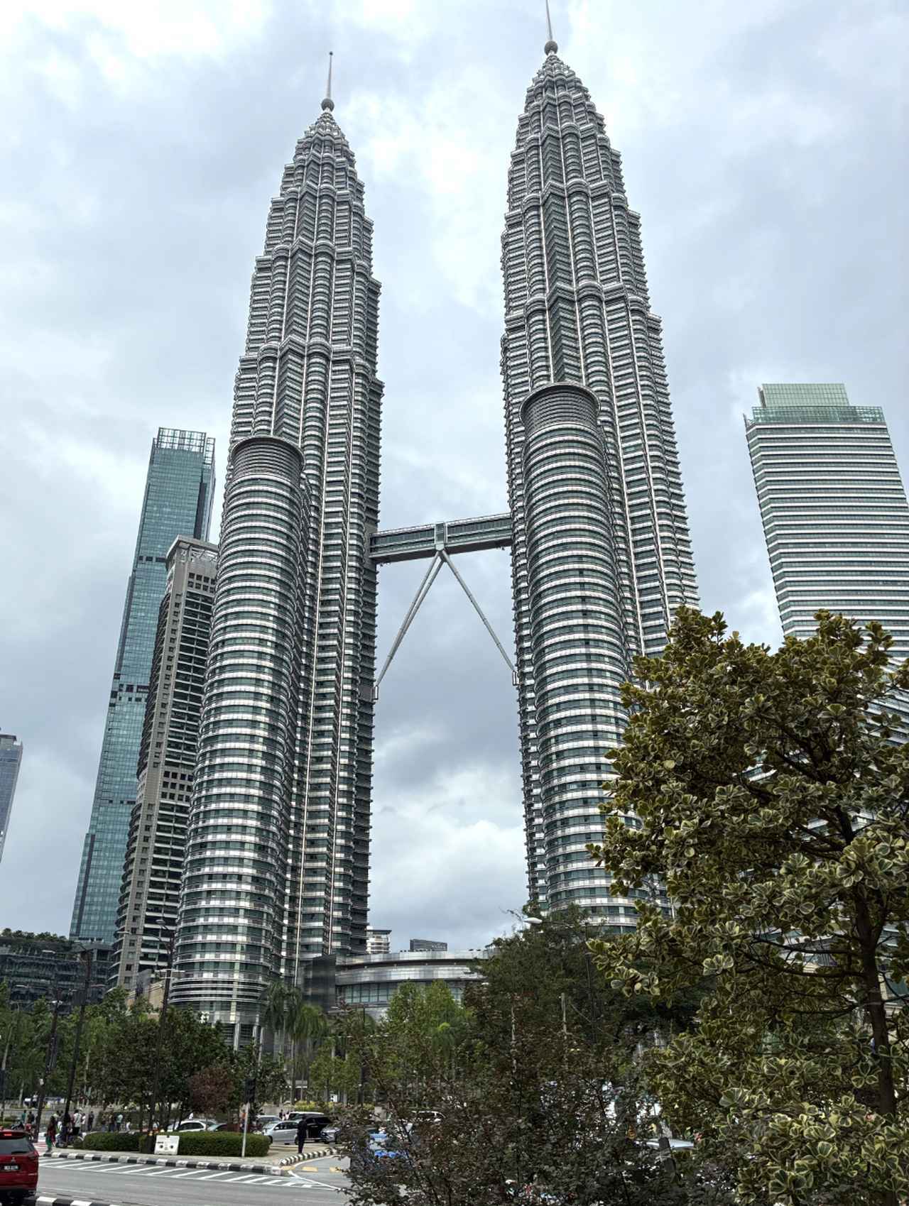 画像: タワー1を日本企業、タワー2を韓国企業がそれぞれ建築したペトロナスツインタワー