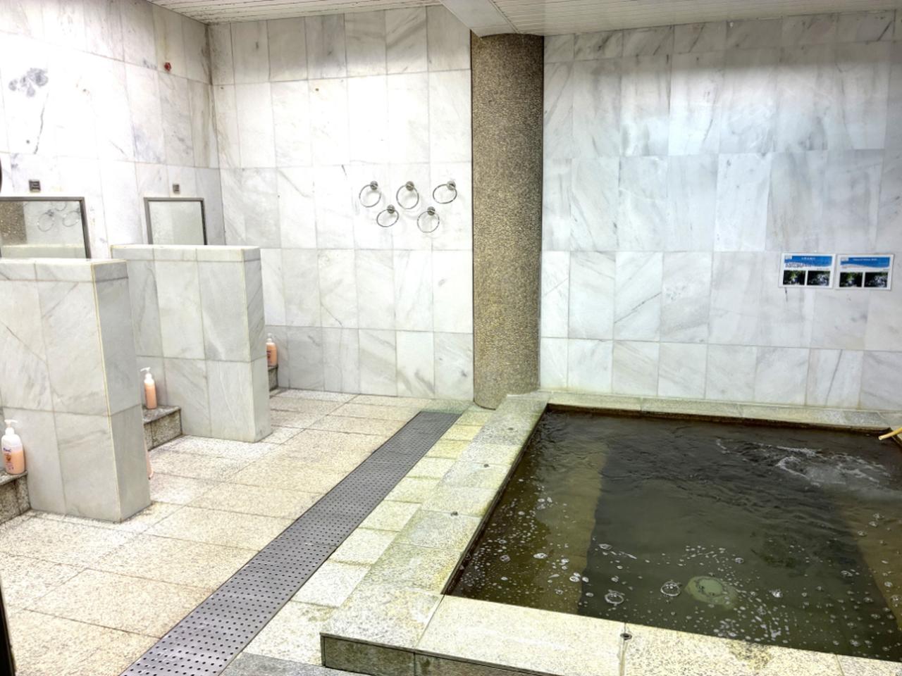 画像: 日本式の大浴場(女性)。ミネラル成分豊富な天然温泉でプレー後の疲労回復を!