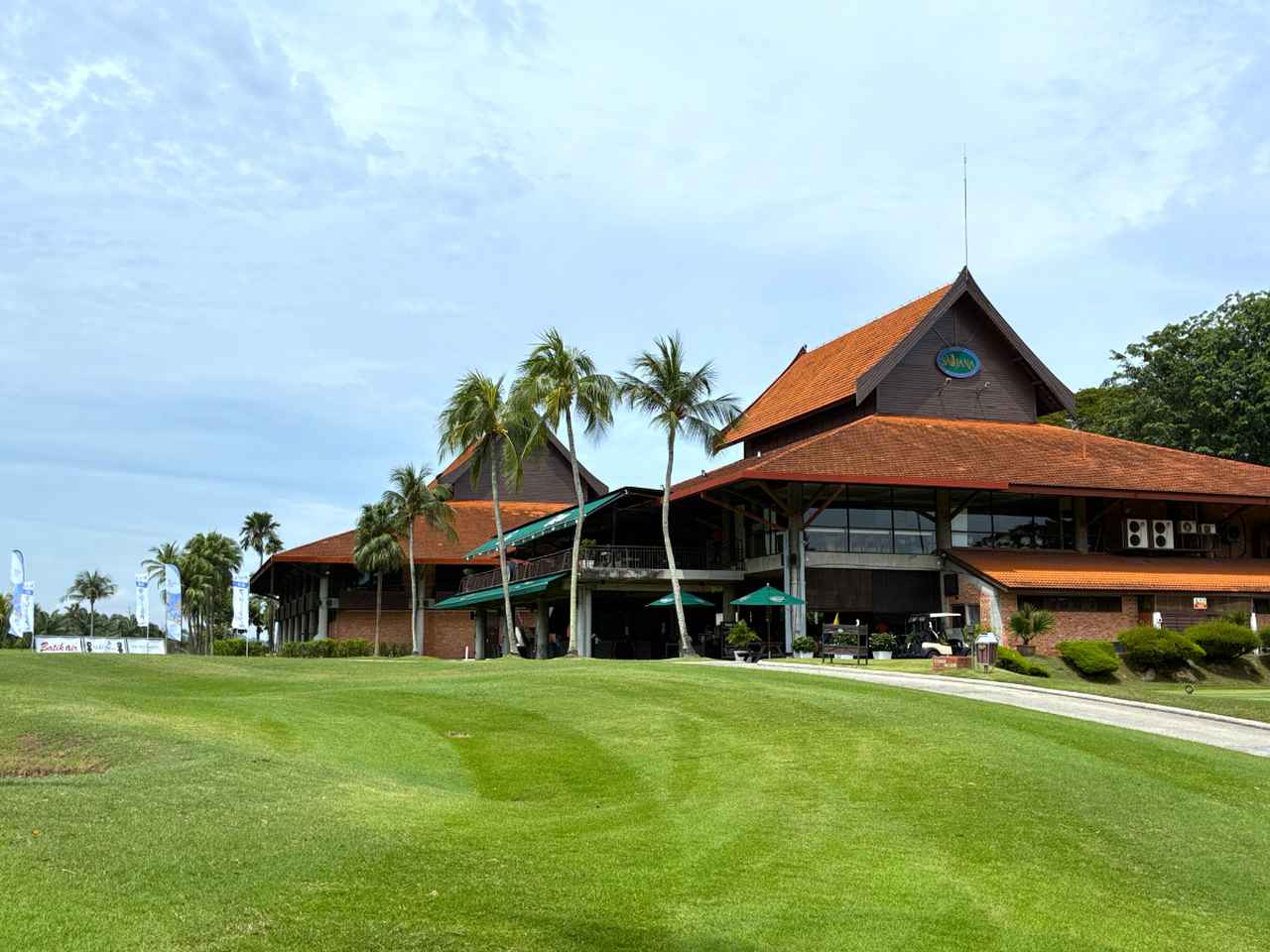 画像: 周囲の自然と調和した、マレー伝統建築様式のクラブハウス