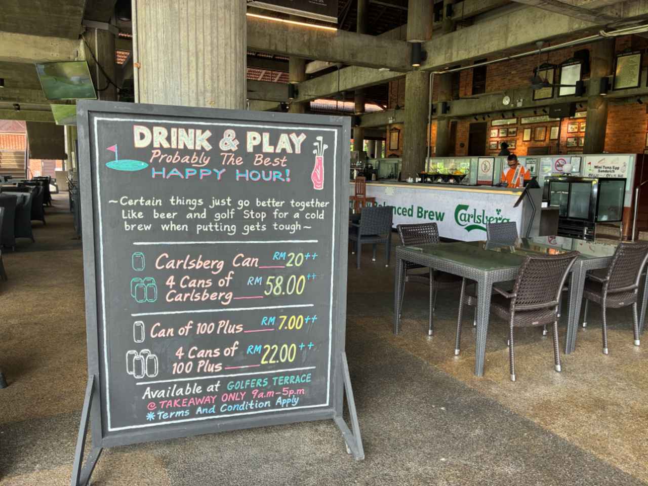 画像: オープンエアのクラブハウスレストラン