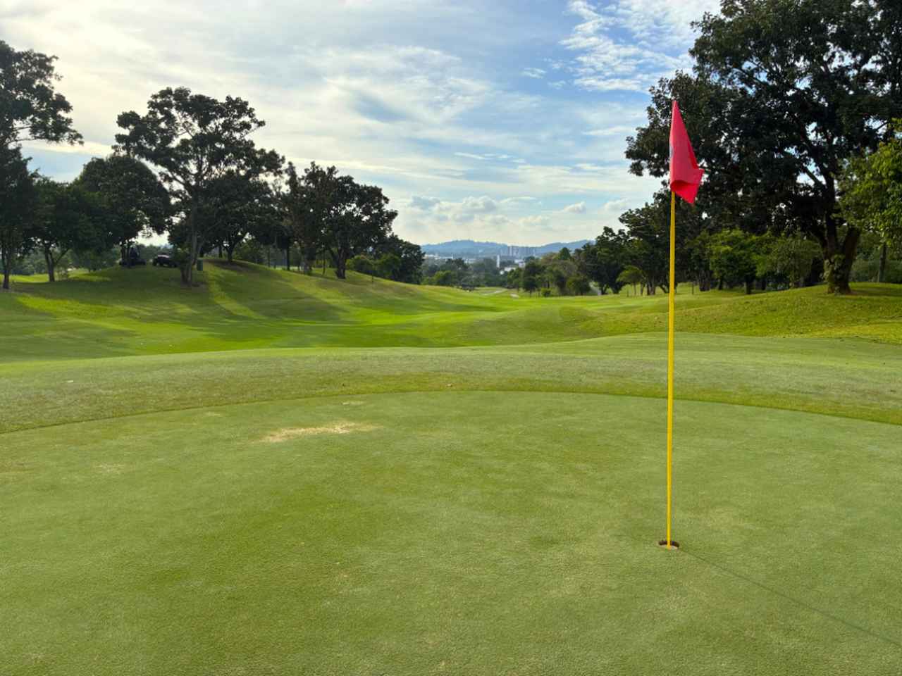 画像: フェアウェイが狭くショットの正確性が問われる、ブンガラヤコース18番パー4