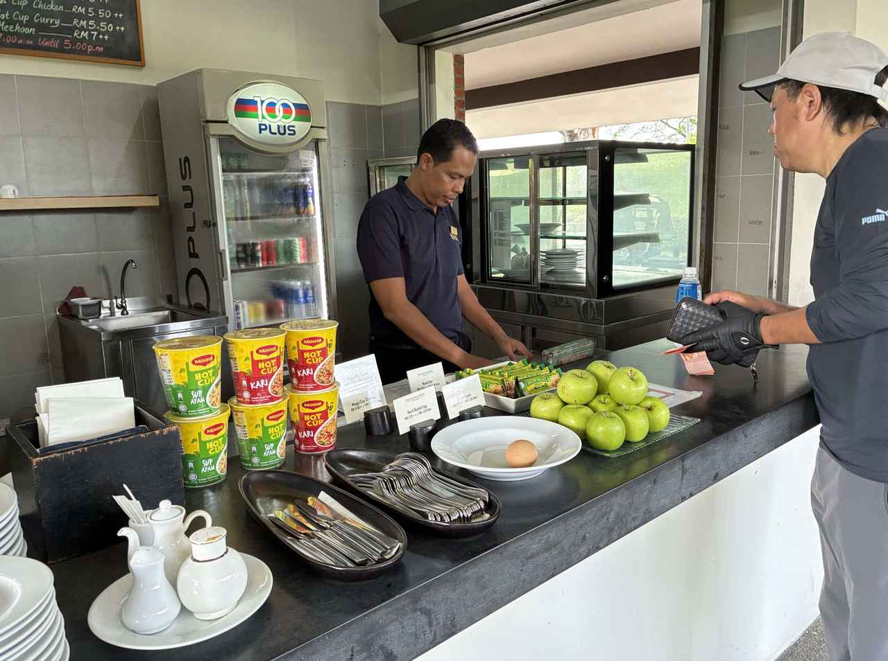 画像: コース内にある茶店では、サンドイッチやフルーツなどの軽食を用意