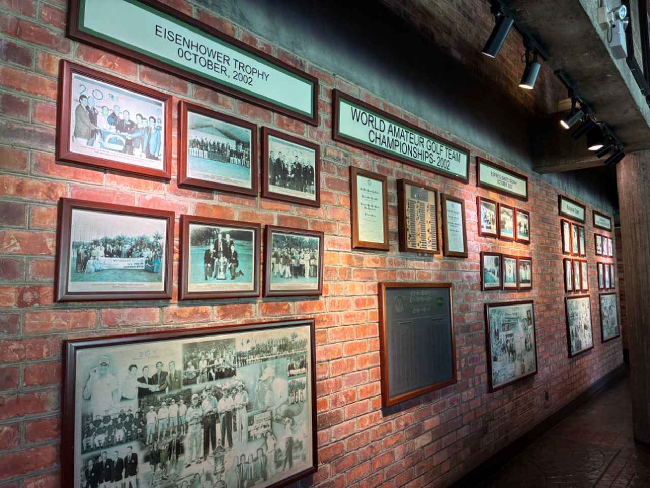 画像: クラブハウス内のメモリアルボード