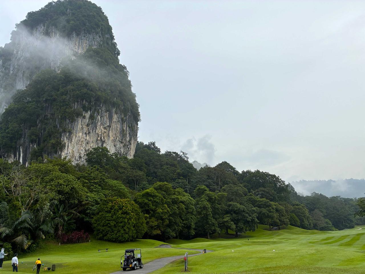 画像: 左サイドにブキッ・タクンを眺めながらスタート!