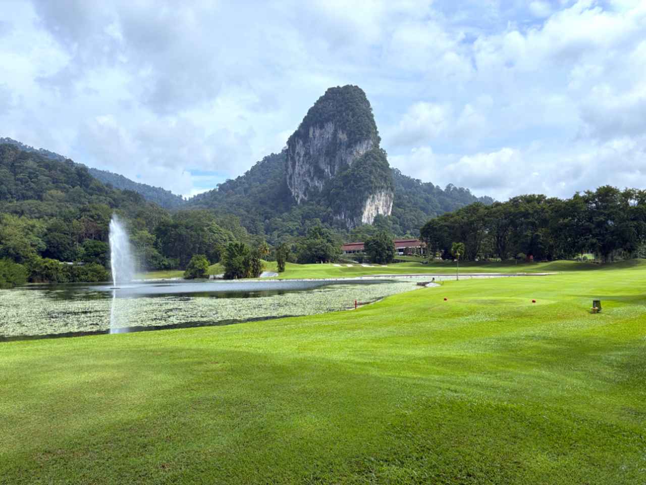 画像: 正面にブキッ・タクンと大きな池を望む、名物18番パー4