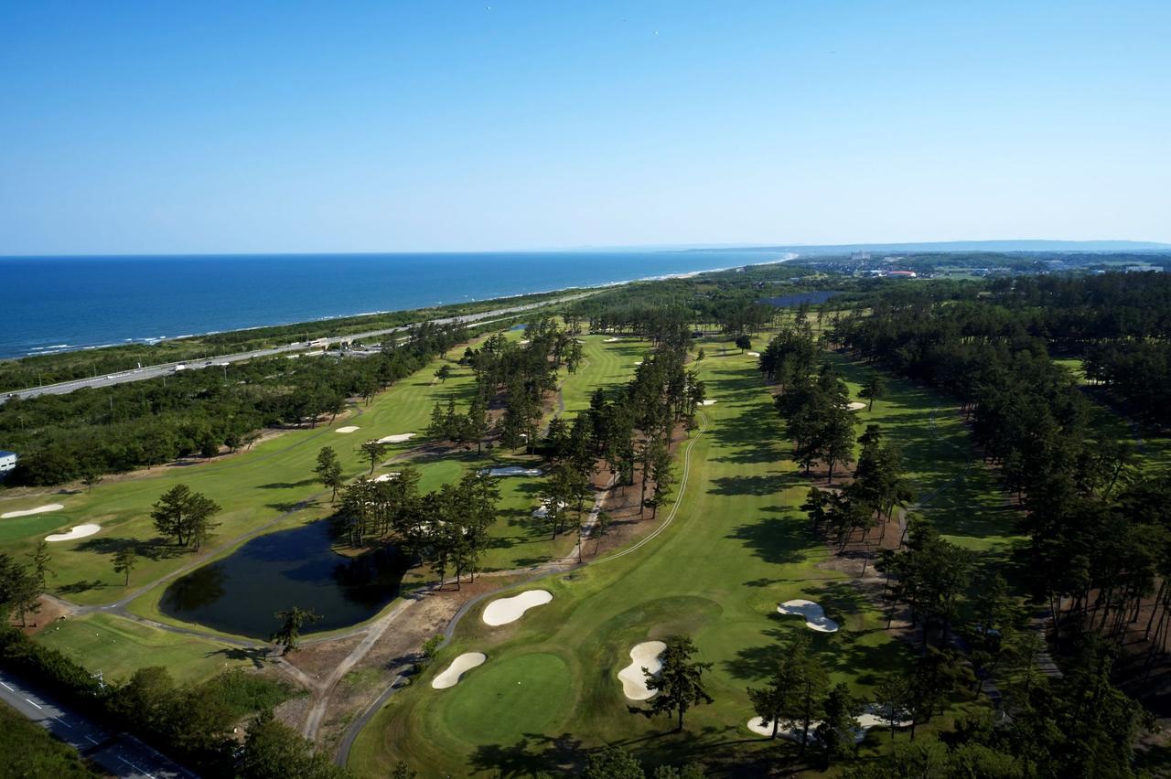 画像: 能登半島の西側、美しい海岸線沿いに広がる27ホール