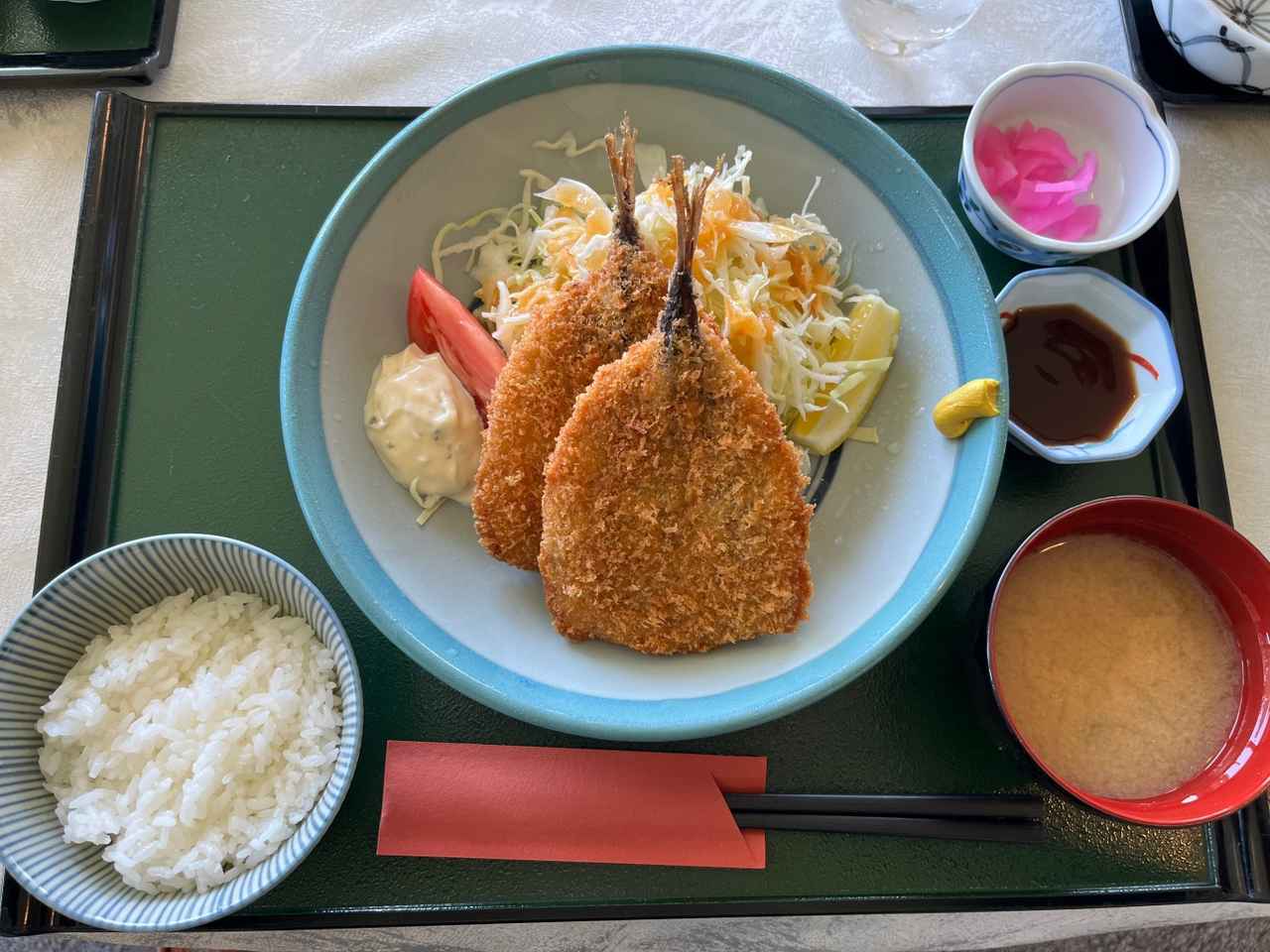 画像: フワフワな身に舌鼓！鯵フライ定食（1900円）