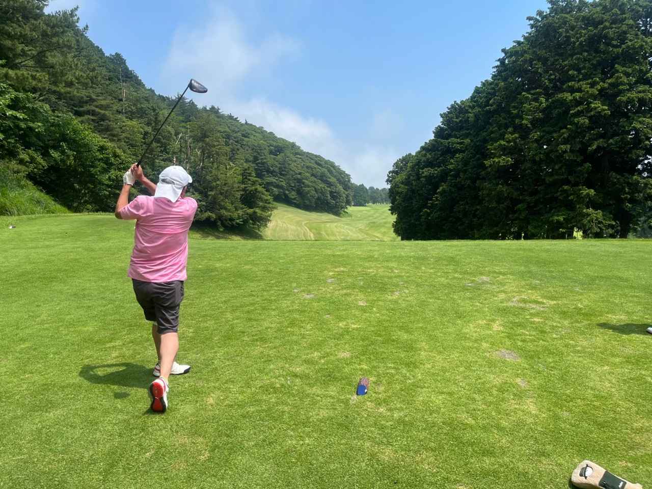 画像: 距離自体は長くはないものの、アップダウンが激しいので見た目以上の距離がある。左右の幅も狭いが、OBではなくワンペナエリアになっている