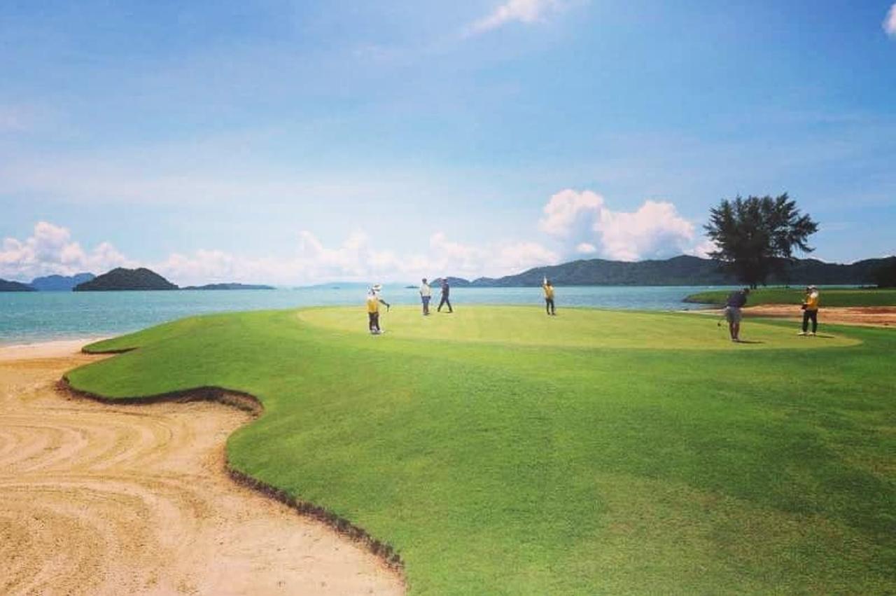 画像: 穏やかな海を望む、自然と調和した美しいレイアウト