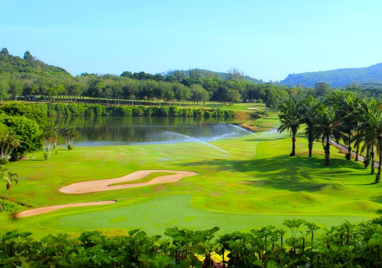 画像: プーケット島を代表する変化に富んだ丘陵コース。プロトーナメントも多数開催