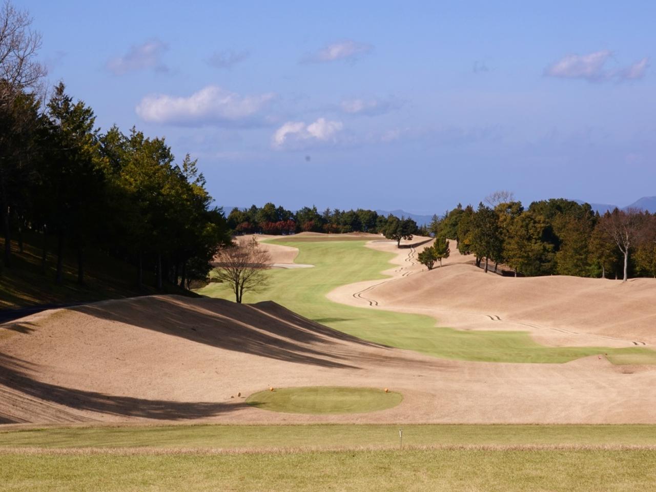 画像: 13番ホール（571ヤード・パー5）打ち下ろしのロングホール。各ホールには地形を生かした微妙な起伏がありプレーの醍醐味を高めている