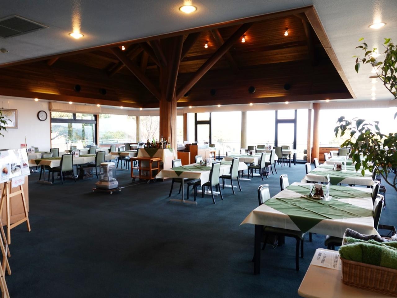 画像: モダンなレストランからの眺望は抜群