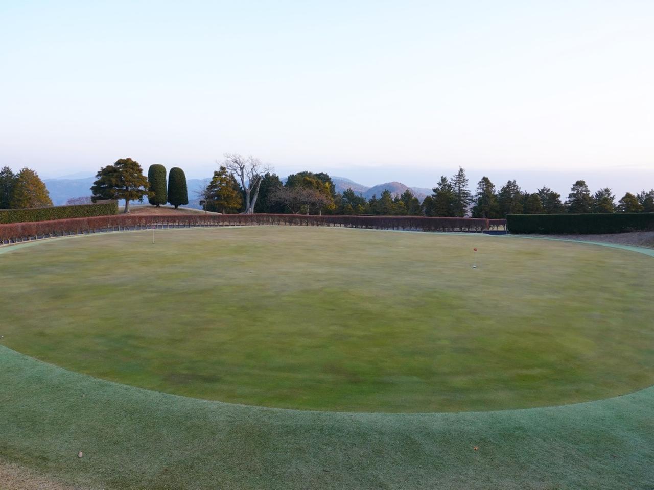 画像: しっかりメンテナンスされた練習グリーン