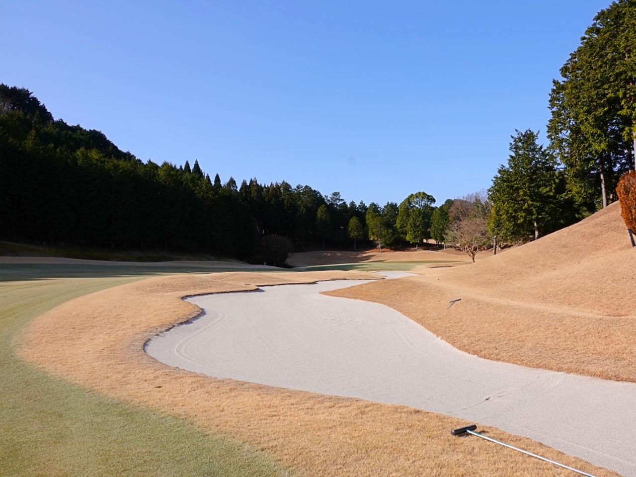 画像: 7番（554ヤード・パー5）セカンドショット以降はフェアウェイの右サイドに続くバンカーが効いてくる