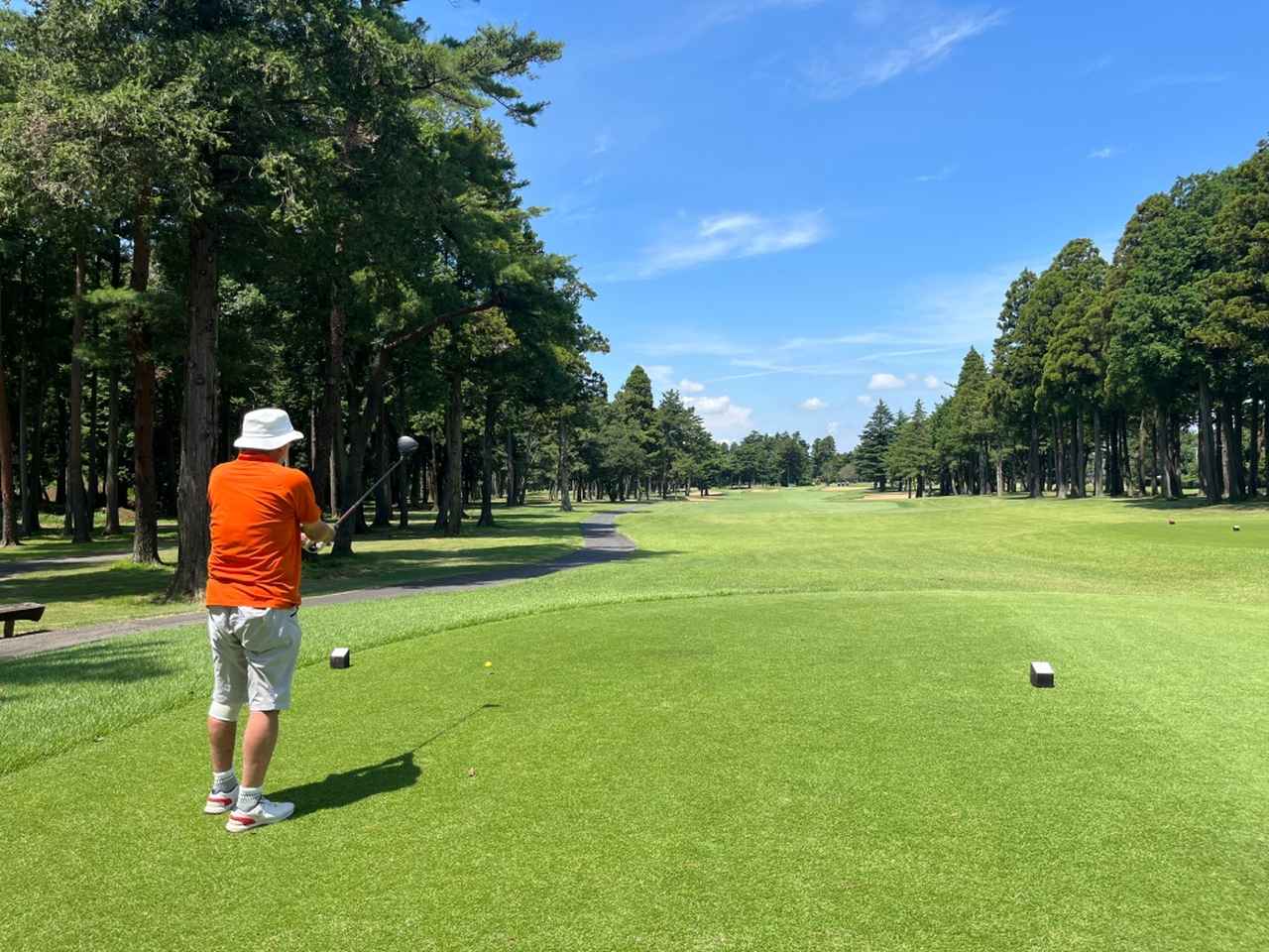 画像: OBや池などのハザードがほとんどなく、フェアウェイも広めなので豪快にドライバーを振っていける。ただ、左右の林に打ち込むと出すだけになるので注意が必要