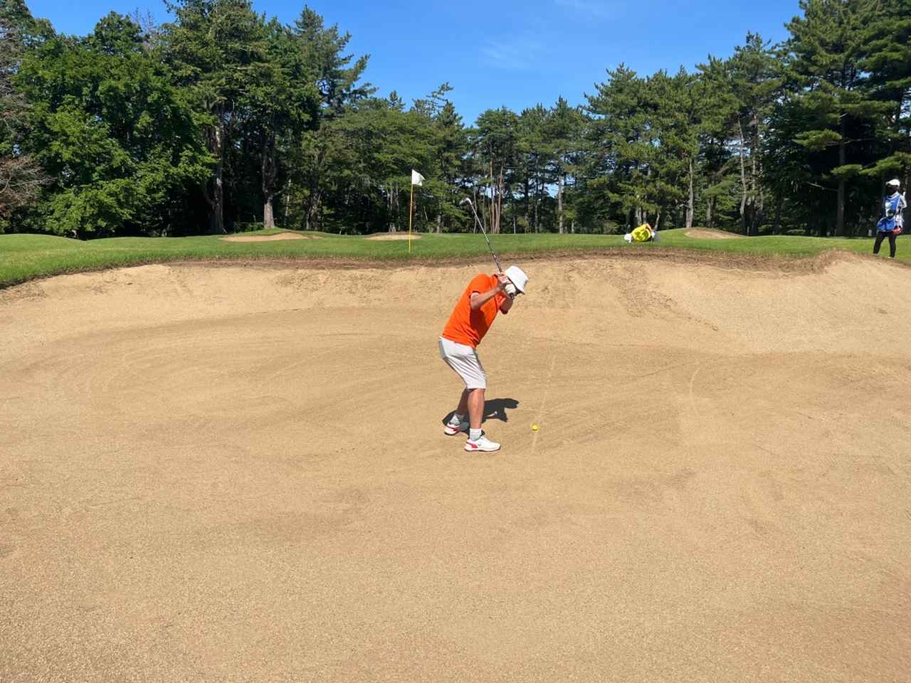 画像: (CAP)グリーンを取り囲むように深いバンカーが配されているので、コースレイアウトのチェックは必須!