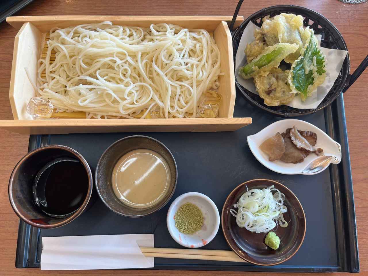 画像: 稲庭うどんの名店“佐藤養助”とのコラボメニュー。コシのあるうどんが美味！