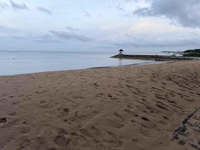 画像: ホテルの目の前は砂浜と海