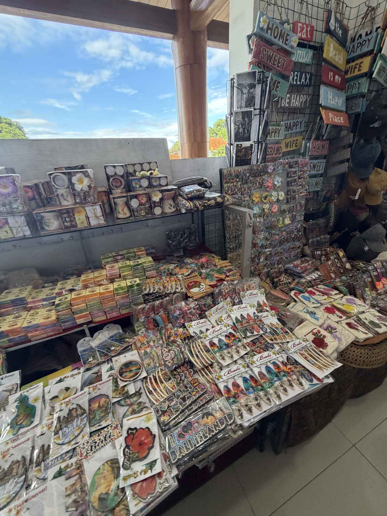 画像: 市場でのお土産探しも楽しい！