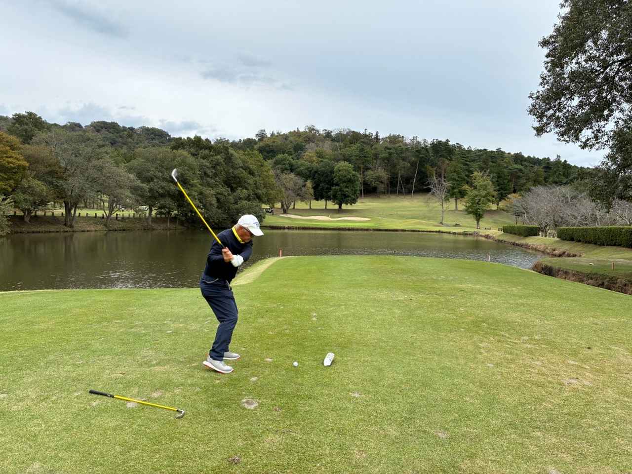 画像: 4つあるパー3のうち3つが池越えと池嫌いは苦労しそう。ピン位置によって難度が変わる。