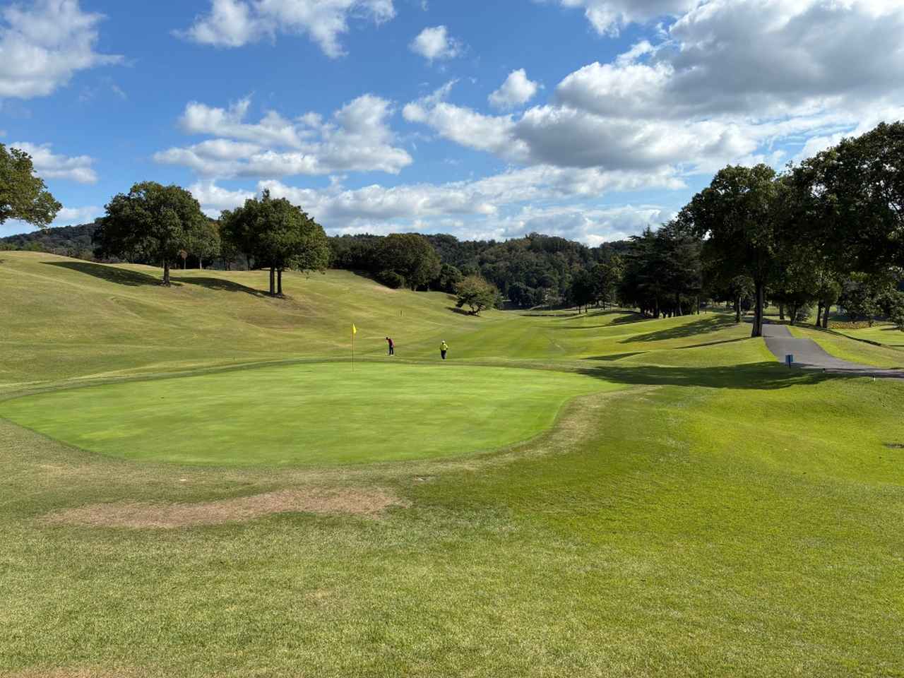 画像: 池だけでなく、グリーンやバンカーもこのコースの難しいところ。距離もしっかりあるので、距離もしっかりあるので、飛距離に自信がない人はやや苦労するかも！