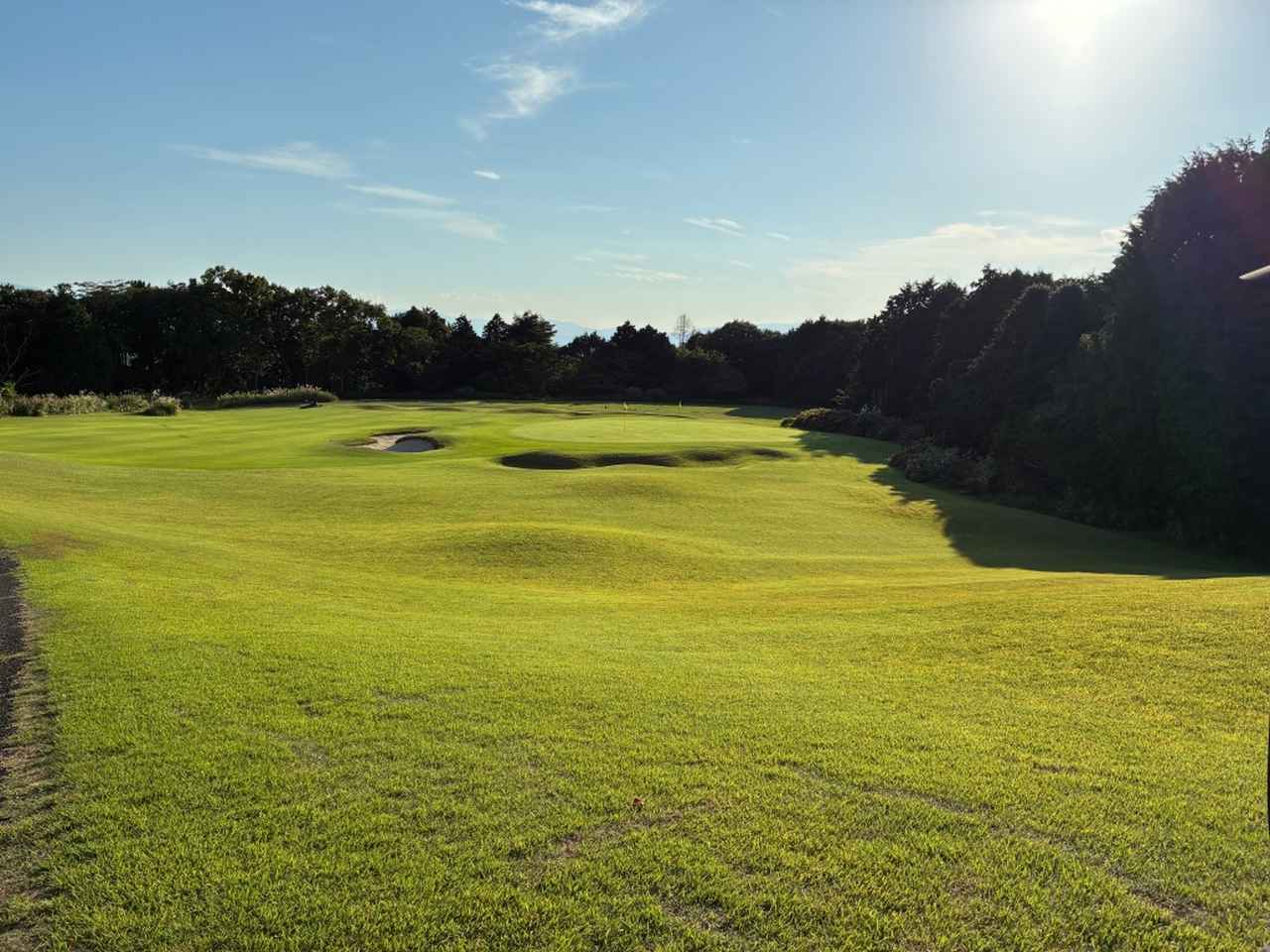 画像: クラブハウスからはやや遠いところにあるが、ショートホールのようなアプローチ練習場を完備。バンカーやグラスバンカーなどラウンド前に存分に練習できる