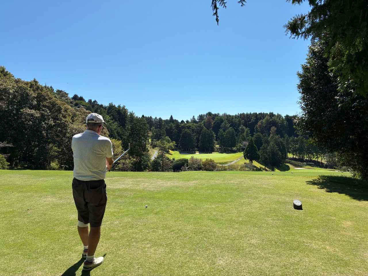 画像: 適度なアップダウンに池やバンカー、ドッグレッグなど一筋縄ではいかないホールばかり。ただ、フェアウェイは広めなので気持ちよくドライバーが打てる