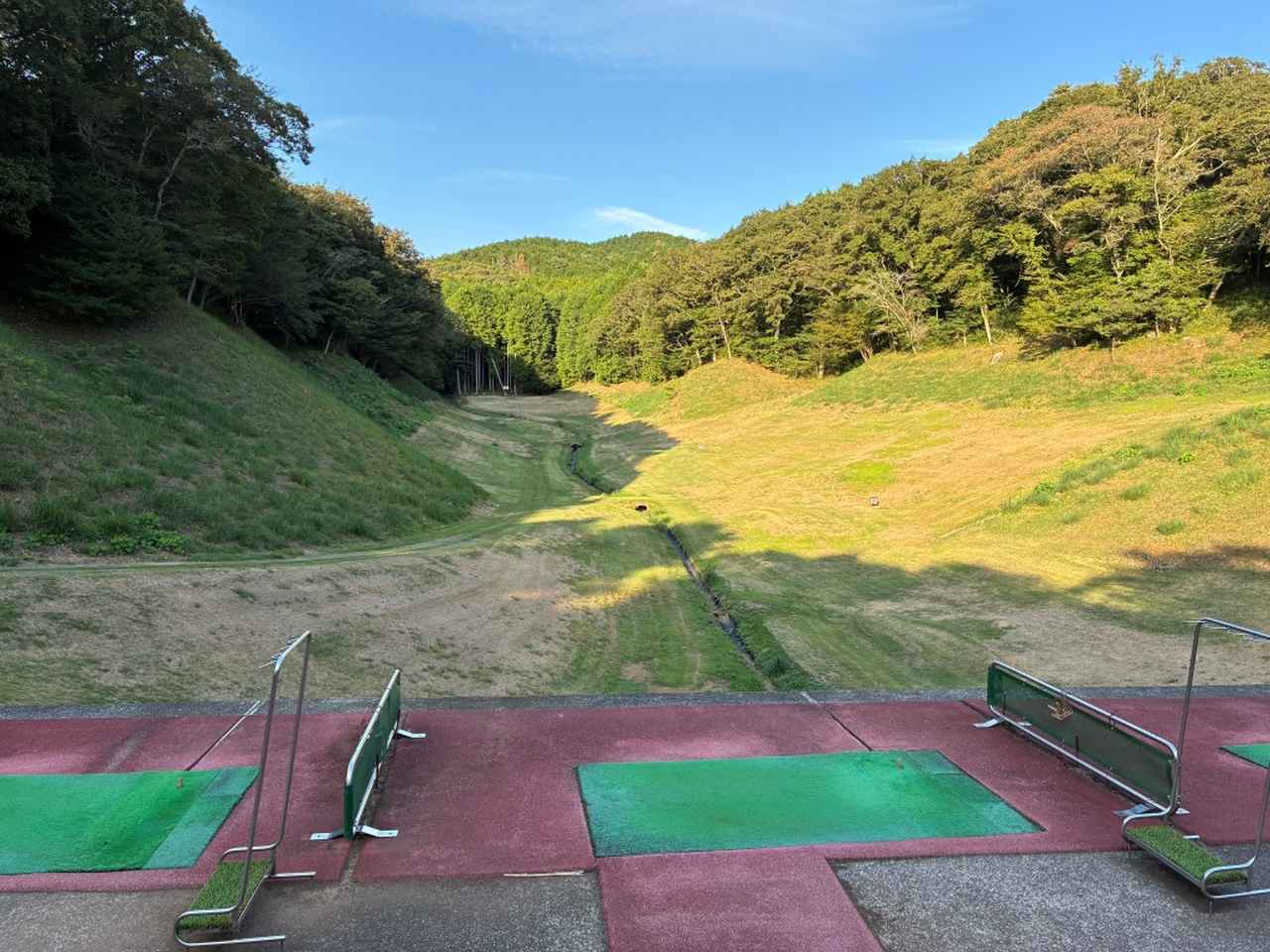 画像: アプローチ練習場以外にも250ヤードの練習レンジがある