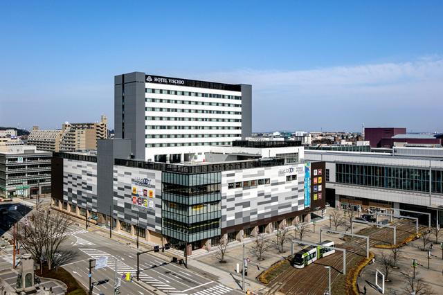 画像: ホテル下の商業施設「MAROOT」でお買い物も