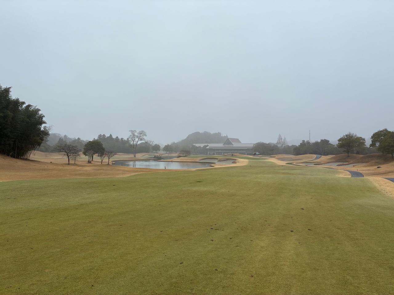 画像: 9番と18番は2打目付近からグリーン近くまで大きな池に囲まれていて、プレッシャーがかかるだけでなく景観も抜群!(この日は霧......)ティーショットが大事
