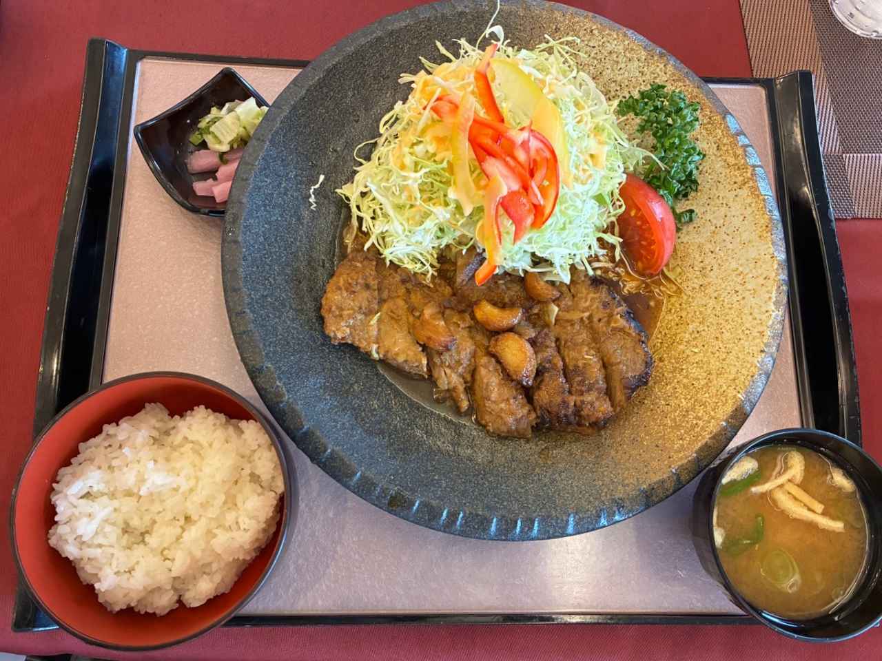 画像: 「厚切りポークに特製の甘辛ソースが絡む!」人気No.1メニュートンテキ(2090円)