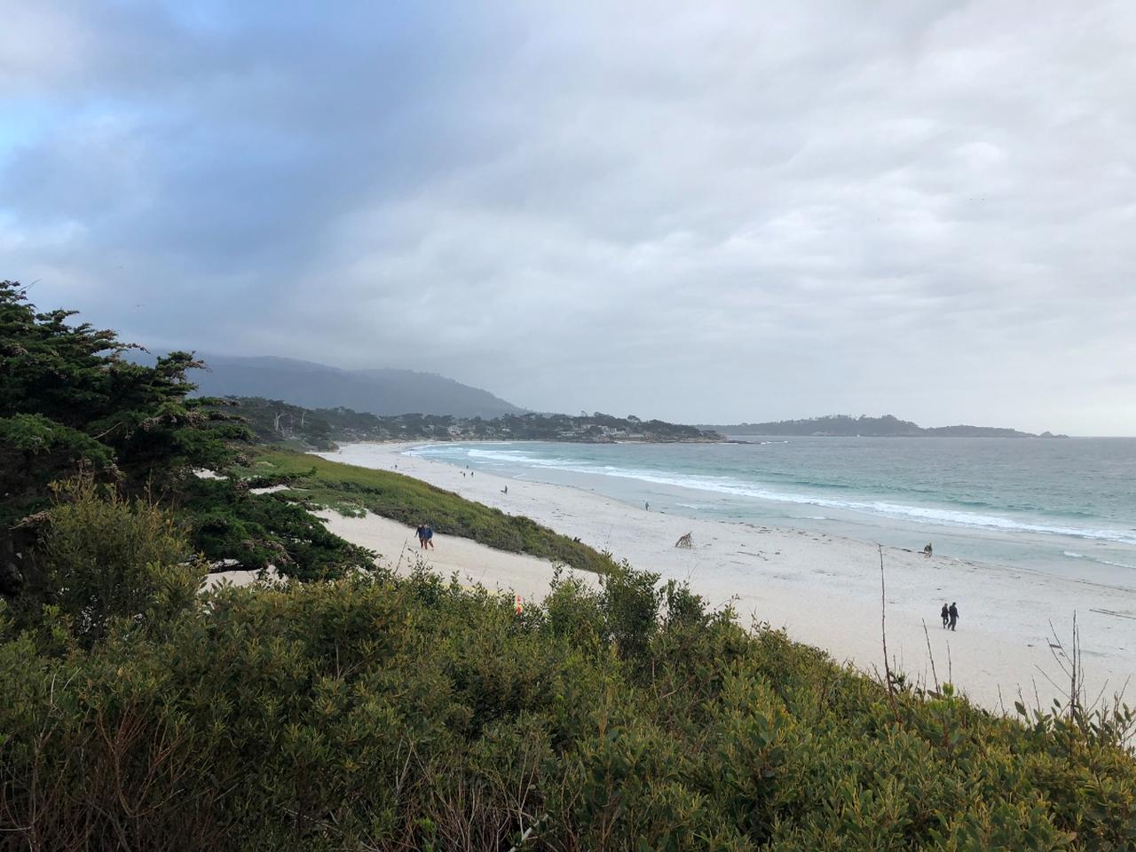 画像: カリフォルニアで最も美しい夕日が見られるビーチの一つ、カーメルビーチ