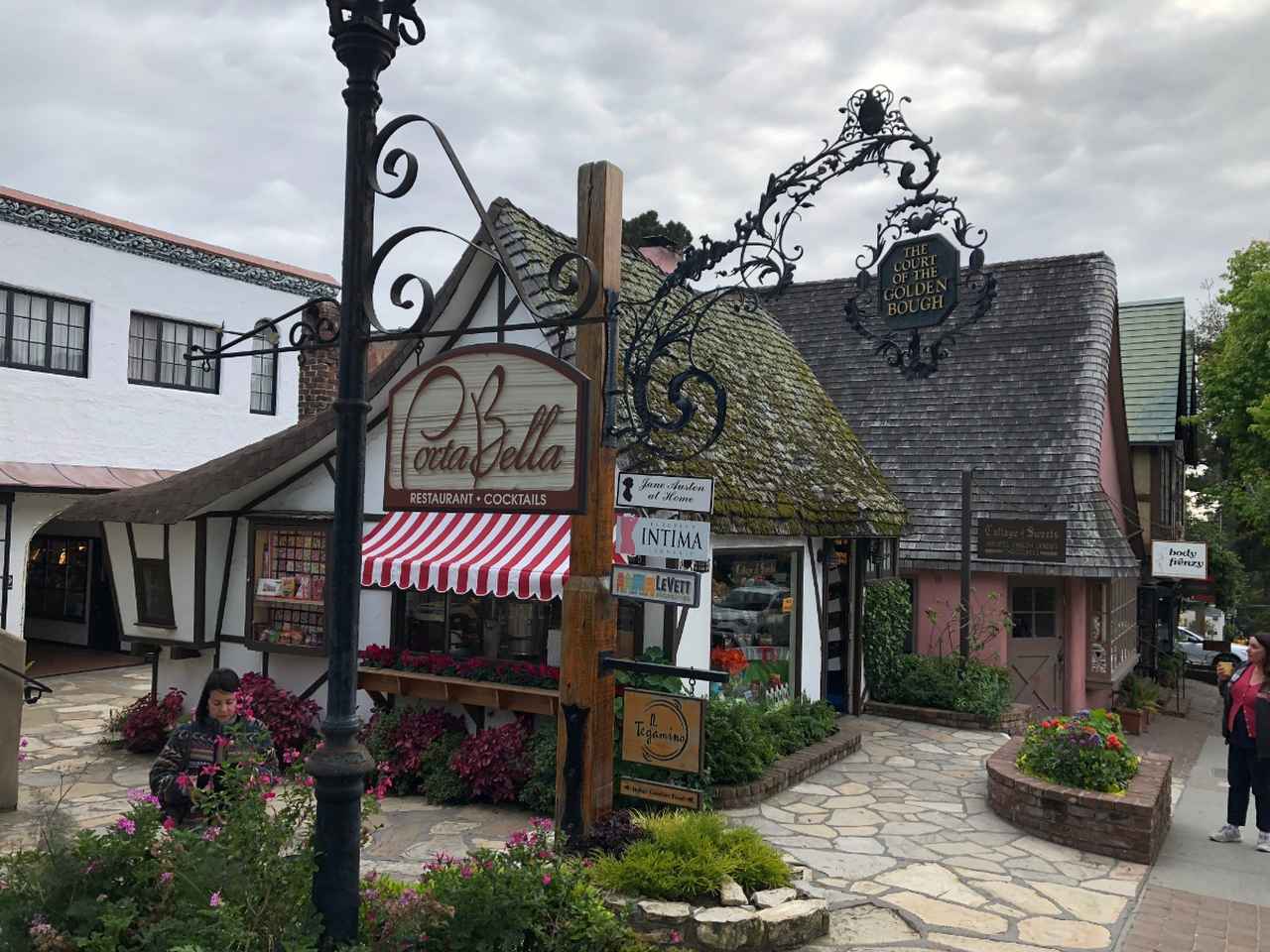 画像: 緑と色鮮やかな花々に包まれたカーメルの街