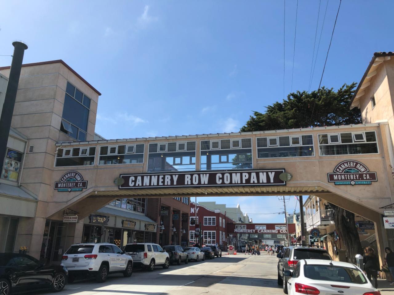 画像: レストランやショップなどに利用されている古い工場をリノベーションした建物が並ぶキャナリー・ロウ。歴史的情緒が漂う